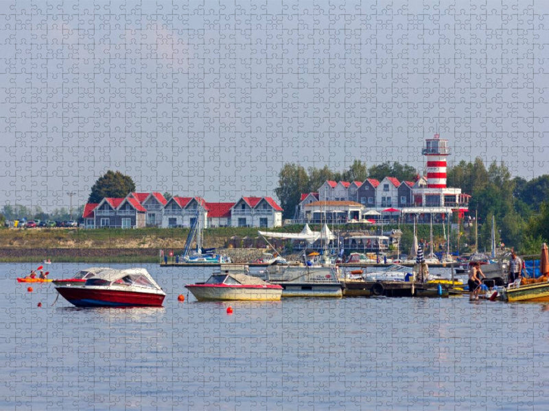 Leuchtturm am Geierswalder See - CALVENDO Foto-Puzzle'