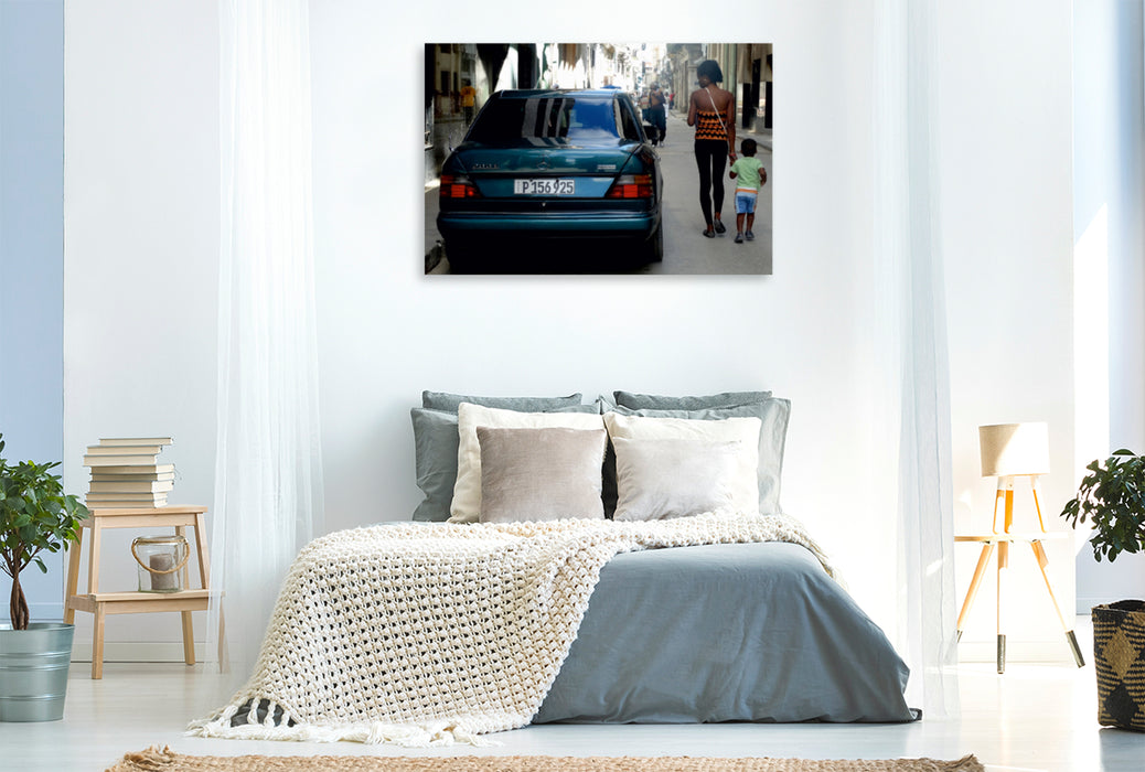Premium Textil-Leinwand Premium Textil-Leinwand 120 cm x 80 cm quer Mercedes-Benz 200 E in Havanna - Ein Motiv aus dem Kalender  "STERN-STUNDEN IN HAVANNA - MERCEDES-BENZ AUF KUBA"