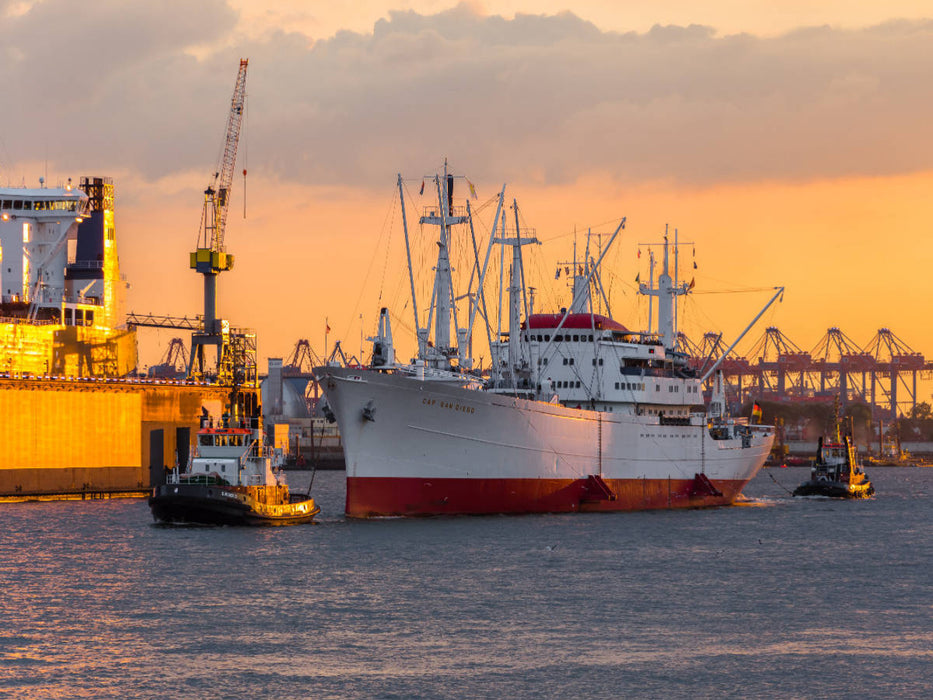 Cap San Diego at the entrance to the harbor - CALVENDO photo puzzle 