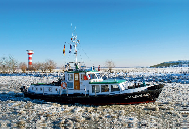 Premium Textil-Leinwand Eisbrecher auf der Elbe
