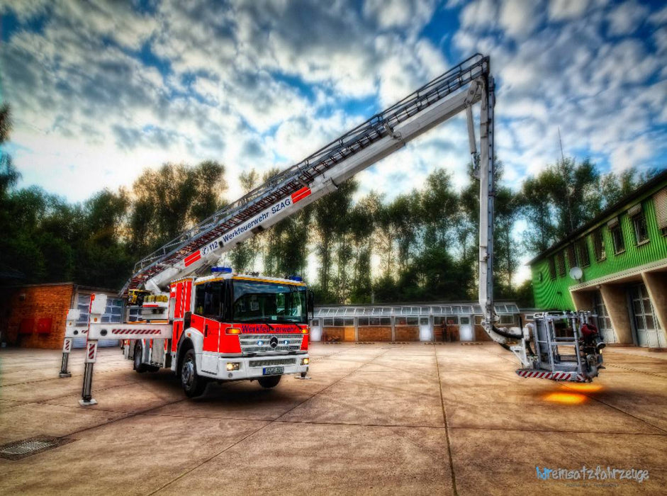 Teleskopmastbühne Werkfeuerwehr Salzgitter AG - CALVENDO Foto-Puzzle'
