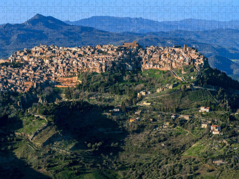 Blick auf Calascibetta, von Enna aus gesehen - CALVENDO Foto-Puzzle'