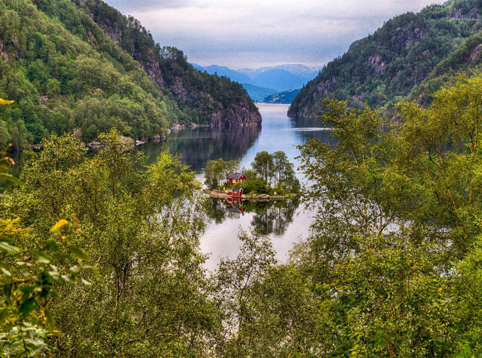 Sehnsucht Norwegen - Typisches rotes Holzhaus im Lovrafjord - CALVENDO Foto-Puzzle'