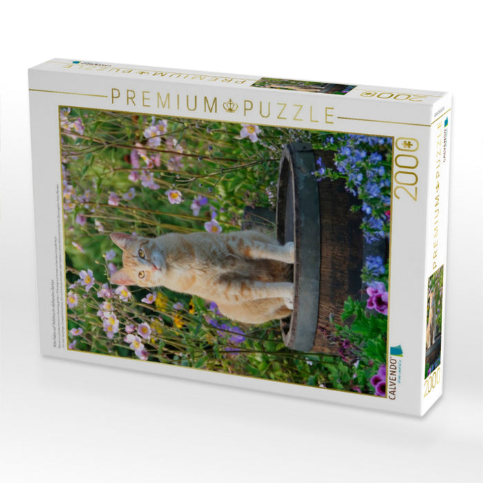 Rote Katze auf Holzfass im blühenden Garten - CALVENDO Foto-Puzzle'