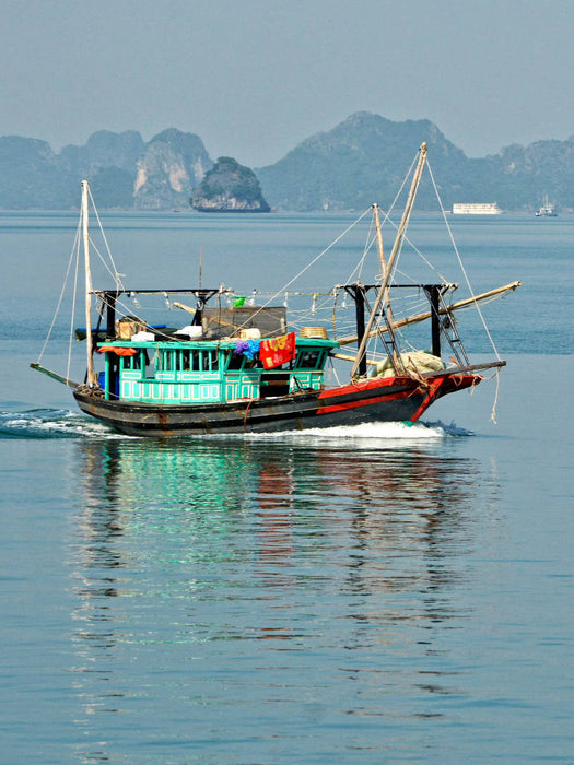 Fischerboot in der Ha Long Bucht, Vietnam 1000 Teile Puzzle hoch - CALVENDO Foto-Puzzle'