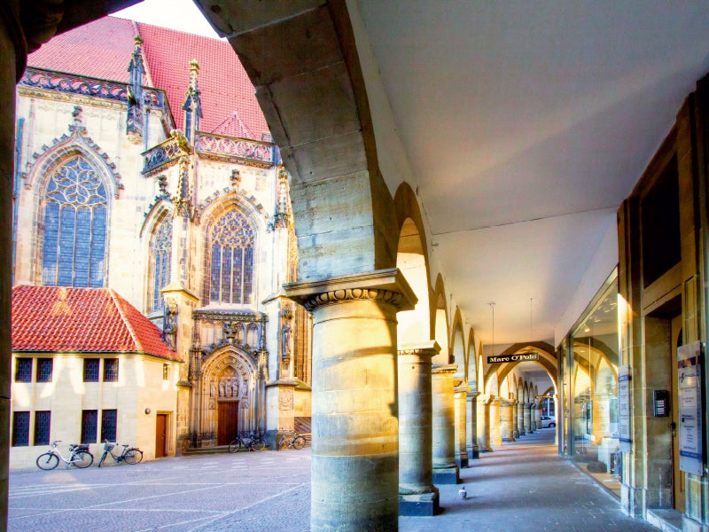 Münster - Die typischen Rundbögen am Lambertikirch-Platz, Blick auf Lambertikirche 1000 Teile Puzzle quer - CALVENDO Foto-Puzzle'