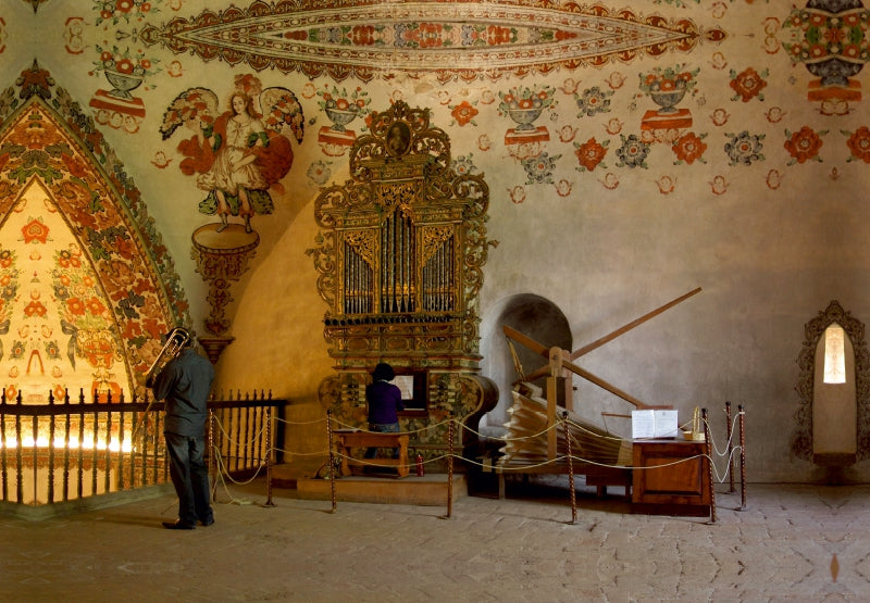 Premium Textil-Leinwand Orgelspiel in einer Kirche bei Tule