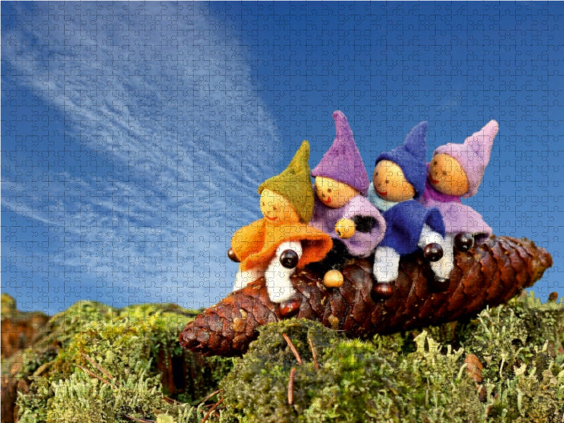 Vier kleine Wichtel reiten auf einem Fichtenzapfen 1000 Teile Puzzle quer - CALVENDO Foto-Puzzle'