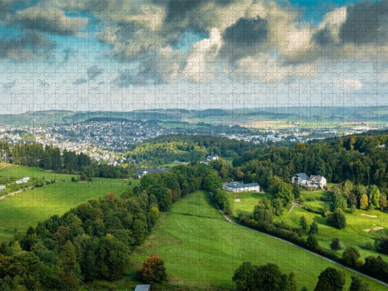 Campingplatz, Golfplatz und Blick über die Stadt Brilon