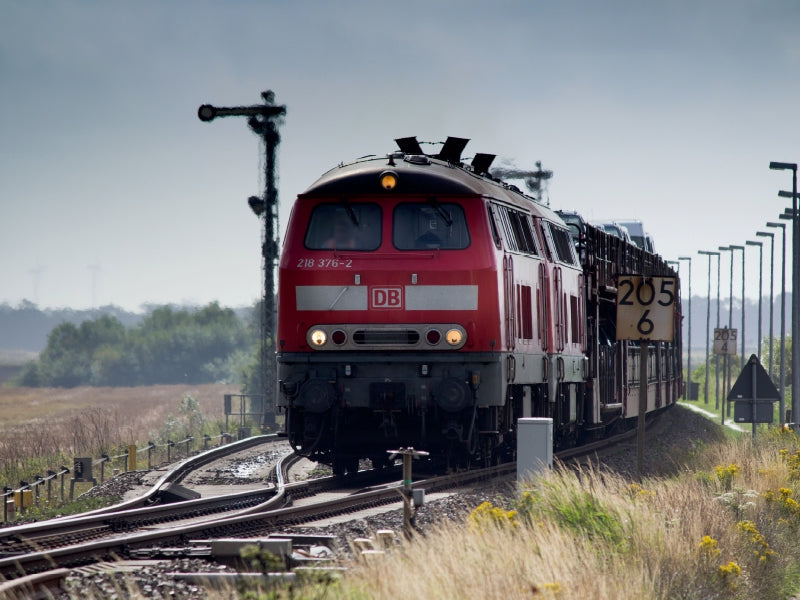 218 376 und Schwester verlassen mit einem DB-Autozug die Ausweichstelle bei Klanxbüll 1000 Teile Puzzle quer - CALVENDO Foto-Puzzle'