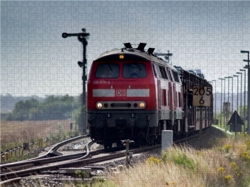218 376 und Schwester verlassen mit einem DB-Autozug die Ausweichstelle bei Klanxbüll 1000 Teile Puzzle quer - CALVENDO Foto-Puzzle'