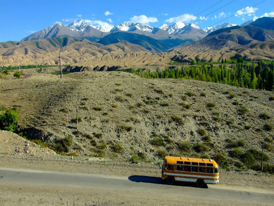 Bus nach Tamga, Kirgistan - CALVENDO Foto-Puzzle'