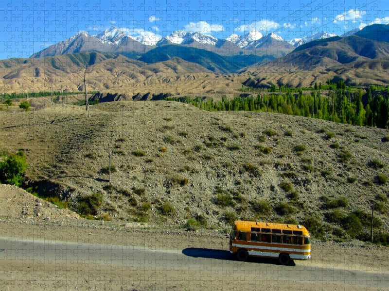 Bus nach Tamga, Kirgistan - CALVENDO Foto-Puzzle'