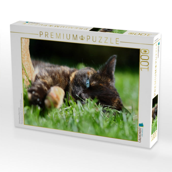 Schwarz braune Katze im Gras - CALVENDO Foto-Puzzle'