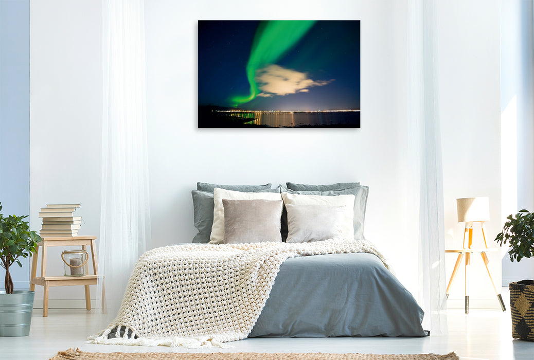 Premium Textil-Leinwand Premium Textil-Leinwand 120 cm x 80 cm quer Aurora mit der Skyline von Reykjavík