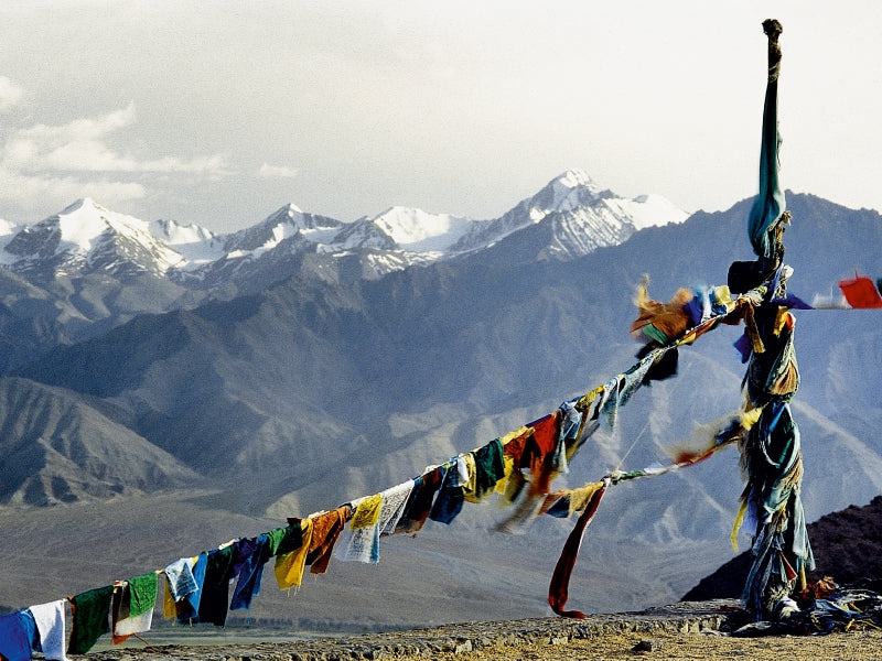 Prayer flags in front of the Himalayas - CALVENDO photo puzzle 