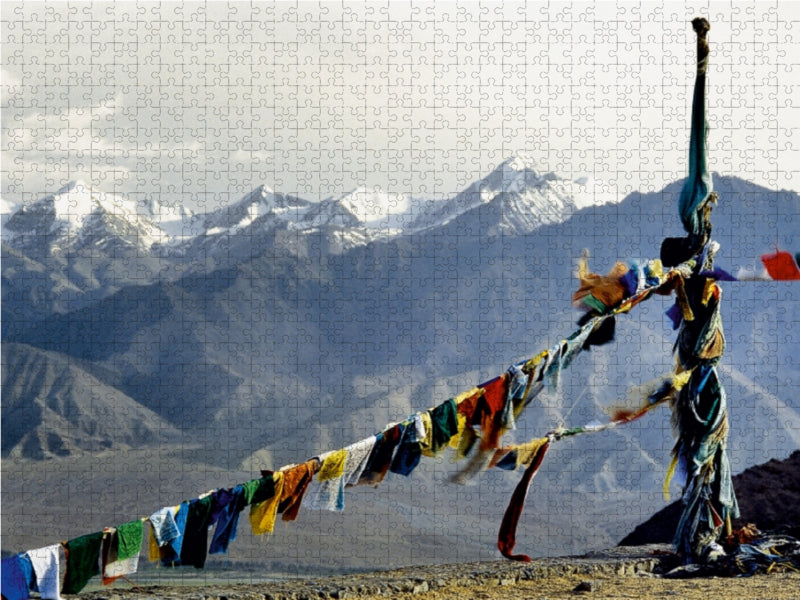 Prayer flags in front of the Himalayas - CALVENDO photo puzzle 