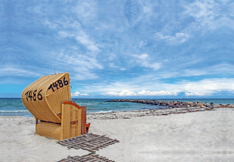 Premium Textil-Leinwand Einsamer Strandkorb an der Ostsee