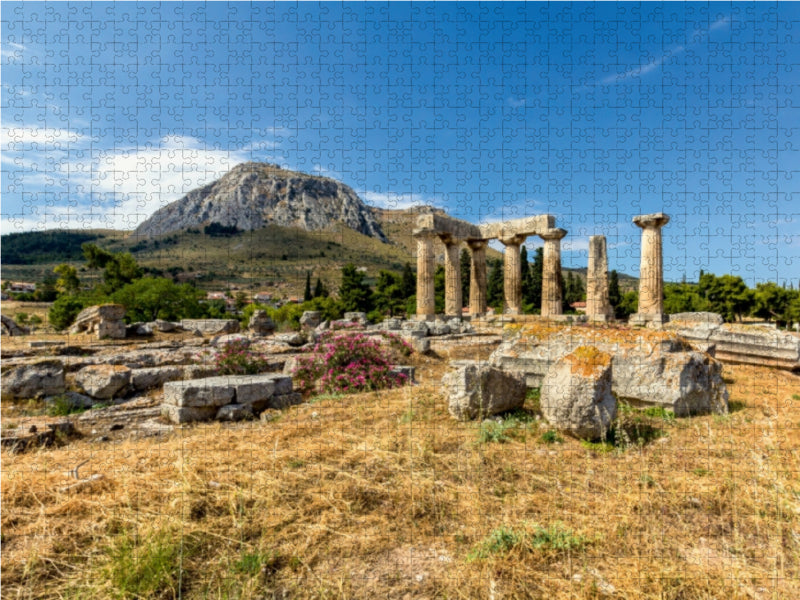 Der dorische Apollontempel der Hafenstadt Korinth wird vom Burgberg Akrokorinth überragt, Korinthia, Peloponnes, Griechenland 1000 Teile Puzzle quer - CALVENDO Foto-Puzzle'