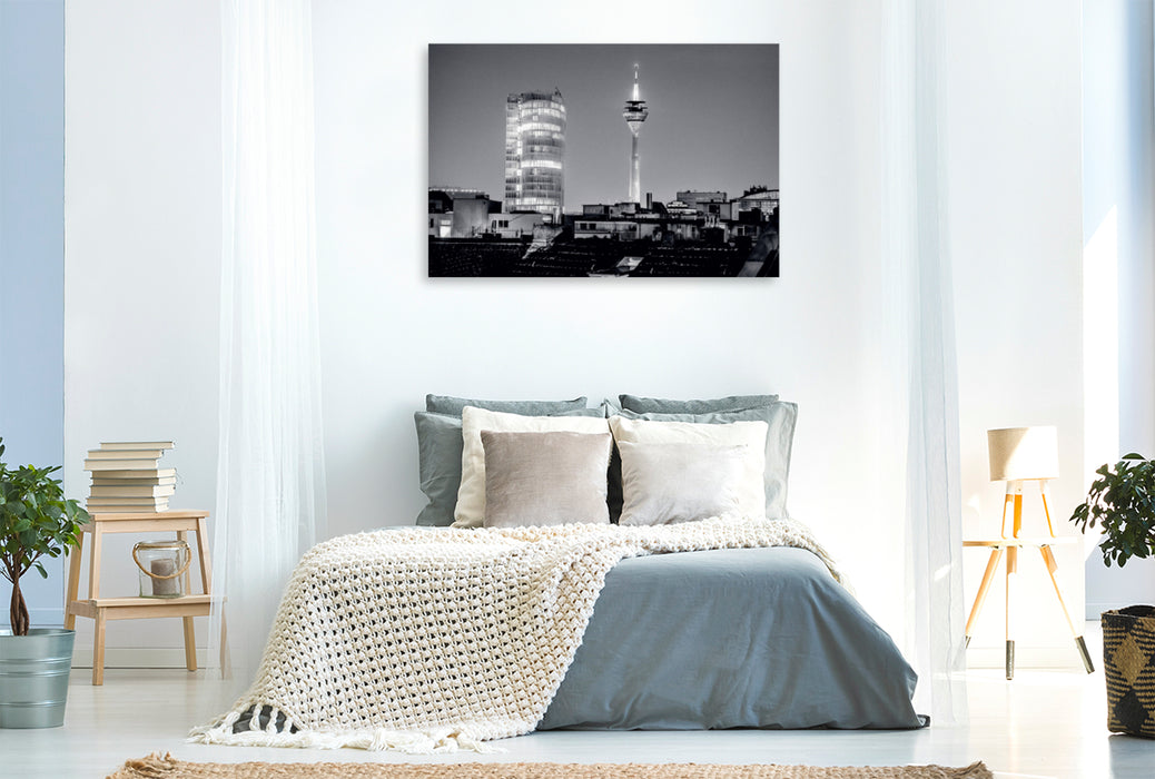 Premium Textil-Leinwand Premium Textil-Leinwand 120 cm x 80 cm quer Abendlicher Blick auf Rheinturm und ERGO-Hochhaus