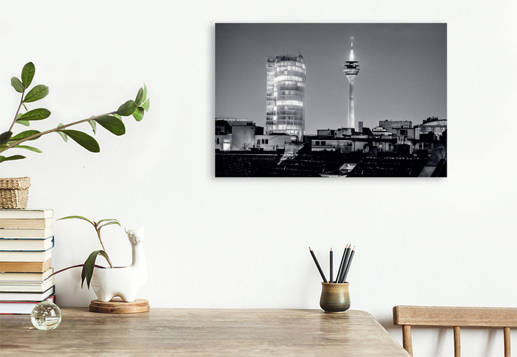 Premium Textil-Leinwand Premium Textil-Leinwand 120 cm x 80 cm quer Abendlicher Blick auf Rheinturm und ERGO-Hochhaus