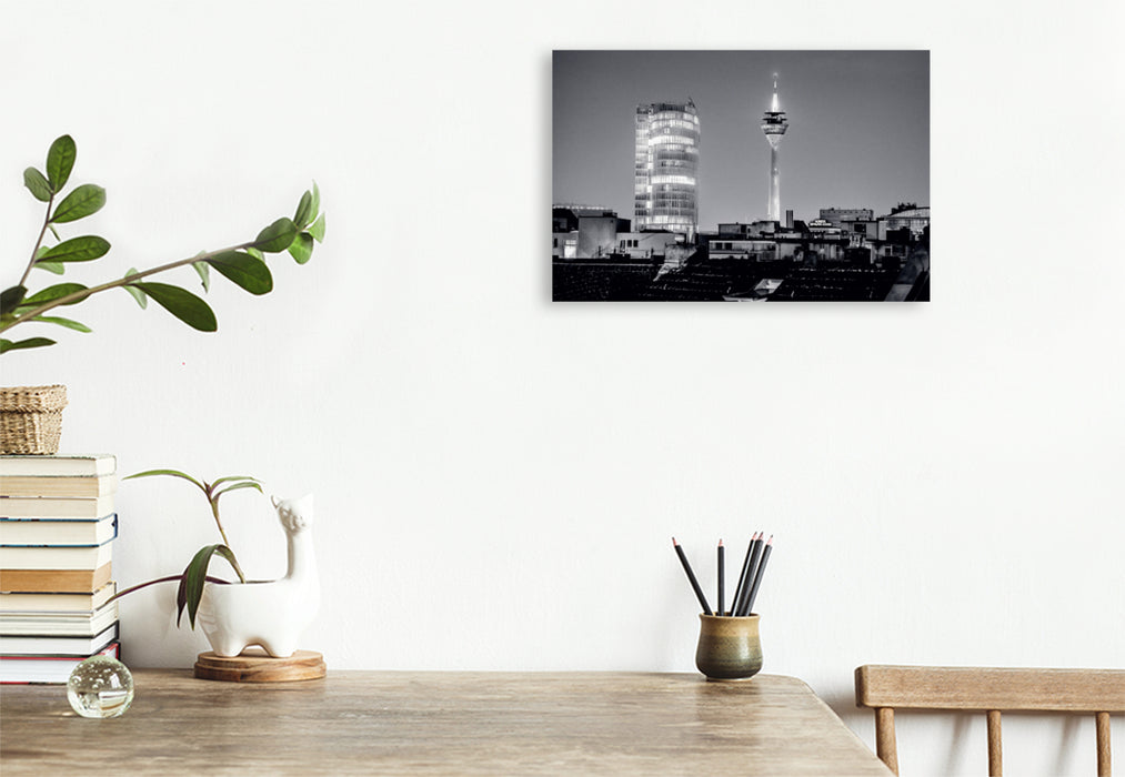 Premium Textil-Leinwand Premium Textil-Leinwand 120 cm x 80 cm quer Abendlicher Blick auf Rheinturm und ERGO-Hochhaus