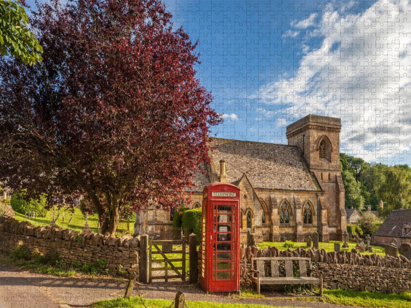 Rote Telefonzelle auf dem Dorfplatz von Snowshill - CALVENDO Foto-Puzzle'