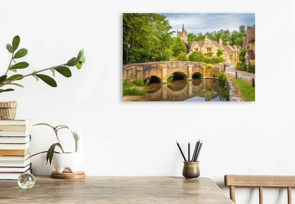 Premium Textil-Leinwand Premium Textil-Leinwand 120 cm x 80 cm quer Die Brücke von Castle Combe in Wiltshire, England