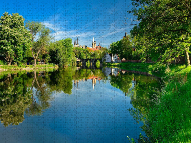 Merseburger Dom und Schloss Merseburg spiegeln sich in der Saale - CALVENDO Foto-Puzzle'