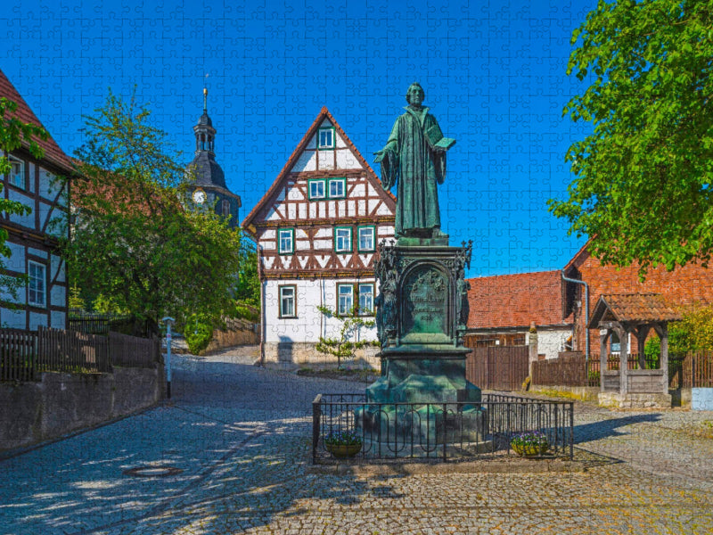 Lutherdenkmal, eingeweiht 1861, Lutherplatz, links Lutherhaus, hinten Lutherkirche, Möhra - CALVENDO Foto-Puzzle'