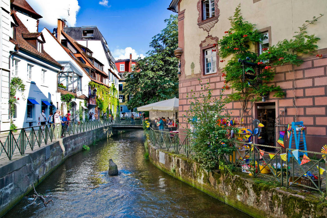 Premium Textil-Leinwand Freiburger Altstadt mit Bächle