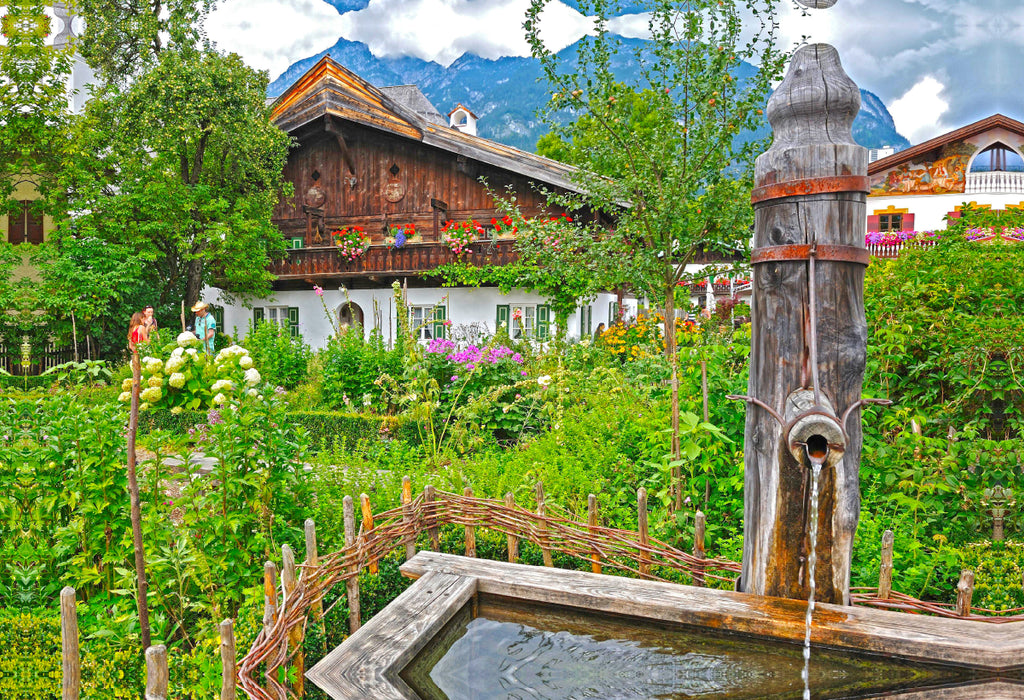 Premium Textil-Leinwand Bauerngarten mit Brunnen