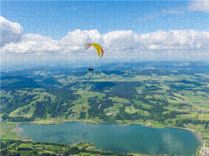 Mit dem Gleitschirm über dem Großen Alpsee 2000 Teile Puzzle quer - CALVENDO Foto-Puzzle'