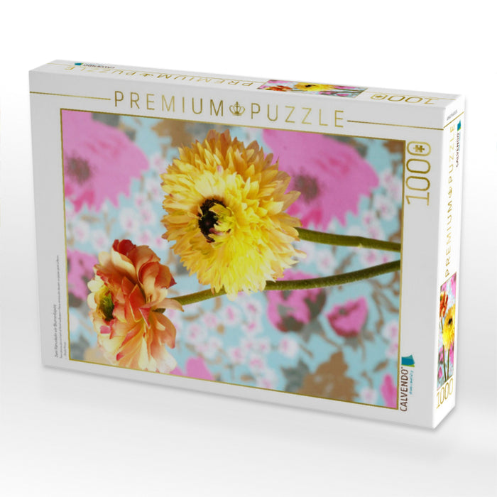 Zwei Ranunkeln vor Blumentapete - CALVENDO Foto-Puzzle'