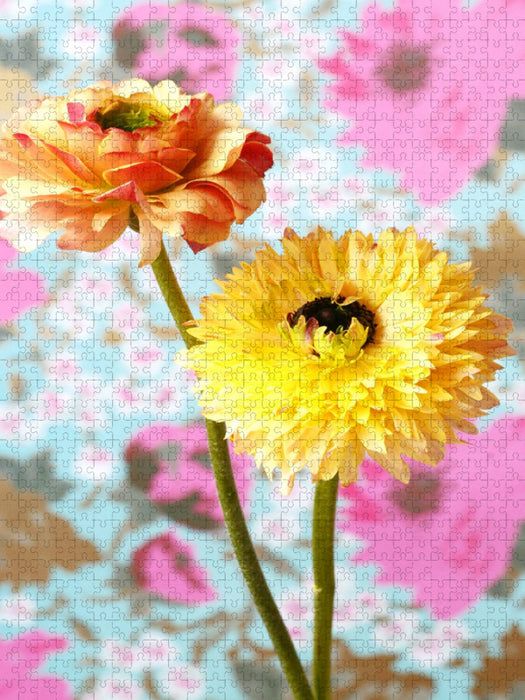 Zwei Ranunkeln vor Blumentapete - CALVENDO Foto-Puzzle'