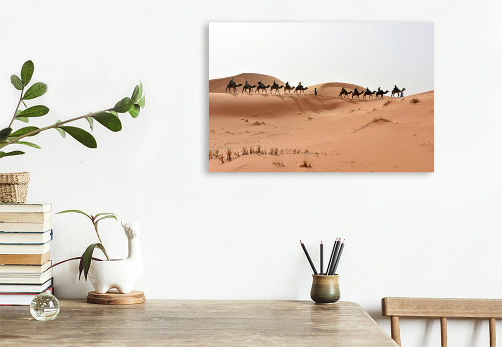 Premium Textil-Leinwand Premium Textil-Leinwand 120 cm x 80 cm quer Eine Karawane in der Erg Chebbi, dem großen Dünengebiet der Sahara in Marokko