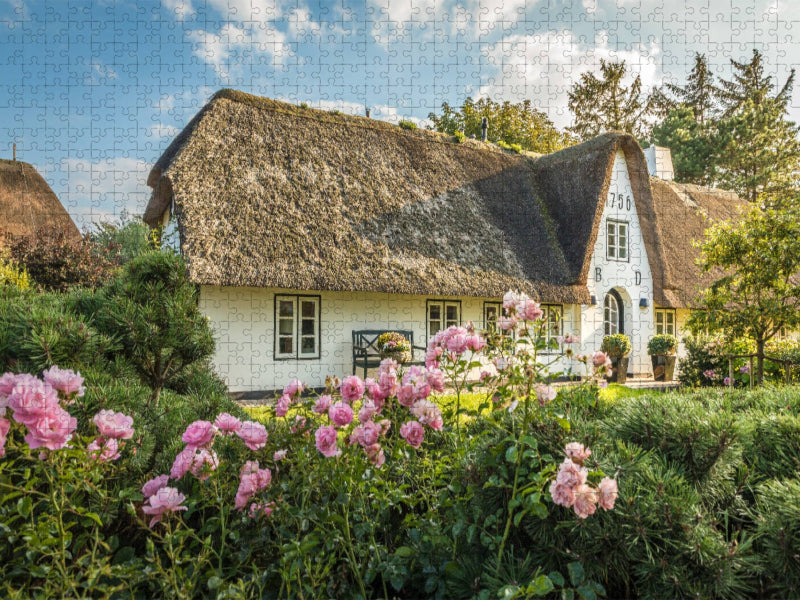 Rosenpracht mit Friesenhaus - CALVENDO Foto-Puzzle'