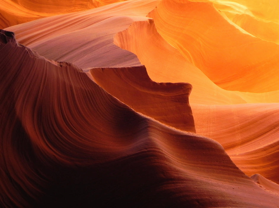 Jeux spectaculaires d'ombre et de lumière sur les parois rocheuses colorées d'Antelope Canyon en Arizona, États-Unis - Puzzle photo CALVENDO 