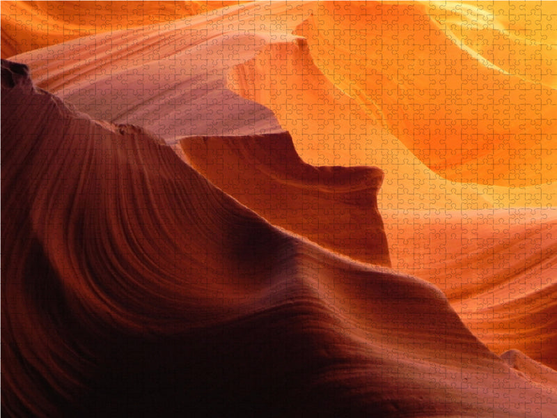 Jeux spectaculaires d'ombre et de lumière sur les parois rocheuses colorées d'Antelope Canyon en Arizona, États-Unis - Puzzle photo CALVENDO 
