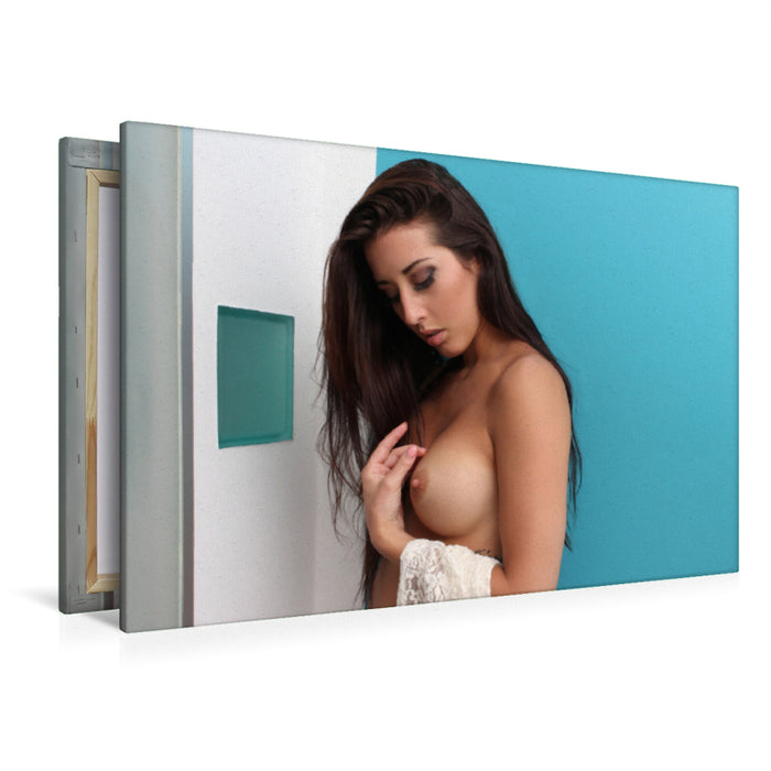 Premium Textil-Leinwand Premium Textil-Leinwand 120 cm x 80 cm quer Brünettes, erotisches, sexy Girl sinnlich auf Blau inszeniert. Aktfotografie von schönen Frauen. Stilvolle Porträts nackter Frauen, Serie Erotik Fotoart.