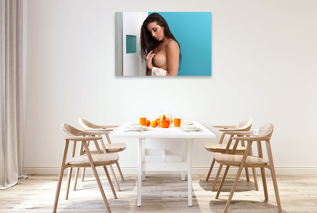 Premium Textil-Leinwand Premium Textil-Leinwand 120 cm x 80 cm quer Brünettes, erotisches, sexy Girl sinnlich auf Blau inszeniert. Aktfotografie von schönen Frauen. Stilvolle Porträts nackter Frauen, Serie Erotik Fotoart.