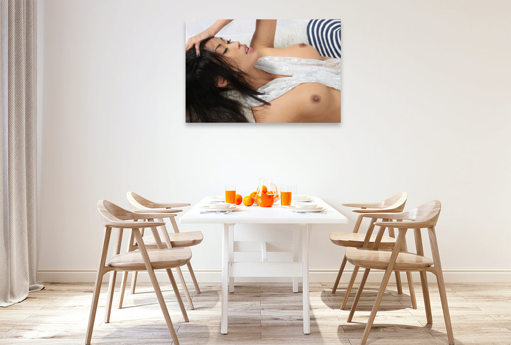 Premium Textil-Leinwand Premium Textil-Leinwand 120 cm x 80 cm quer Asiatische, erotische, sinnliche Frau sexy mit Schal inszeniert. Aktfotografie von schönen Frauen. Stilvolle Porträts nackter Girls, Serie Erotik Fotoart.