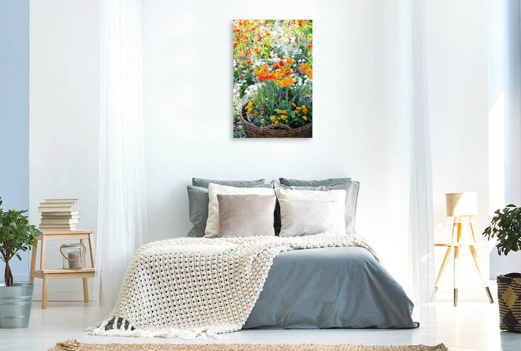 Premium Textil-Leinwand Premium Textil-Leinwand 80 cm x 120 cm  hoch Orange Tulpen im Weidenkorb umgeben von Hornveilchen