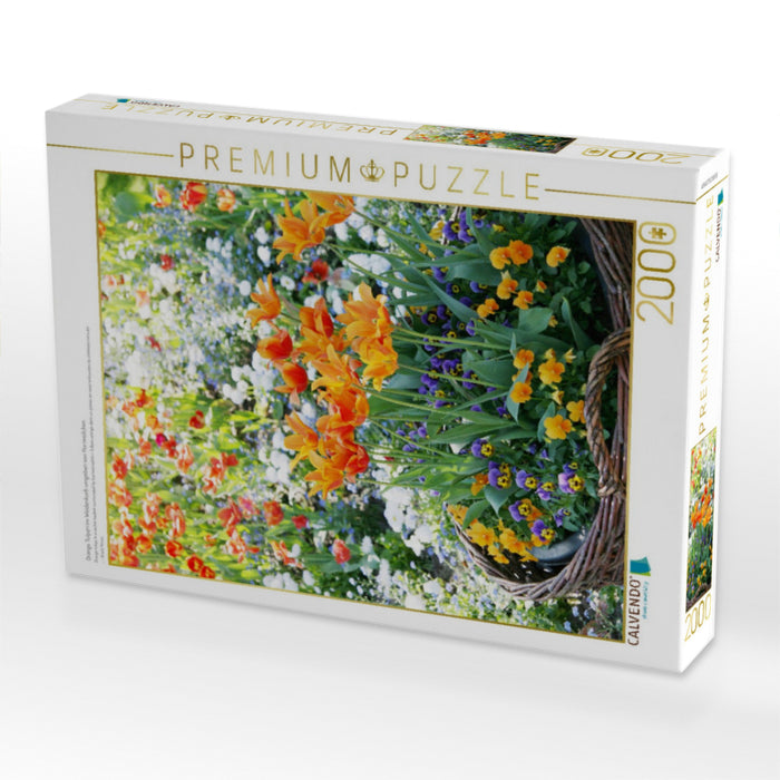 Orange Tulpen im Weidenkorb umgeben von Hornveilchen - CALVENDO Foto-Puzzle'