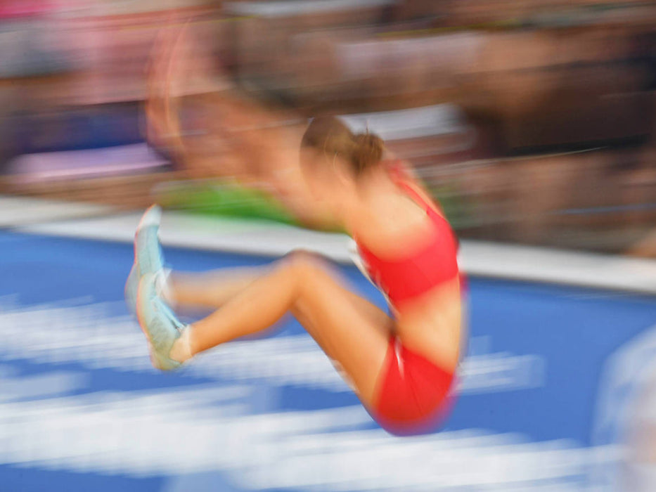 Leichtathletik Wettkampf: Momentaufnahme aus dem Weitsprung - CALVENDO Foto-Puzzle'