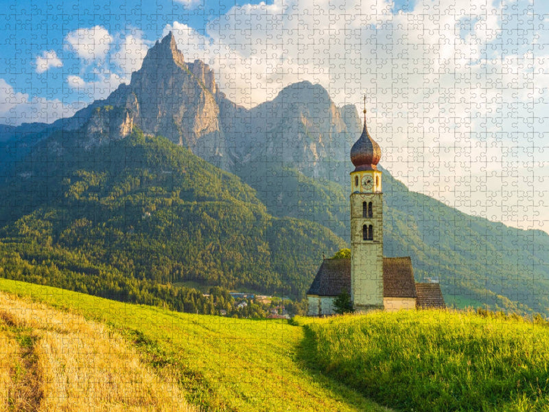 Idyllisches Kirchlein von San Valentino vor der mächtigen Kulisse des Schlern - CALVENDO Foto-Puzzle'