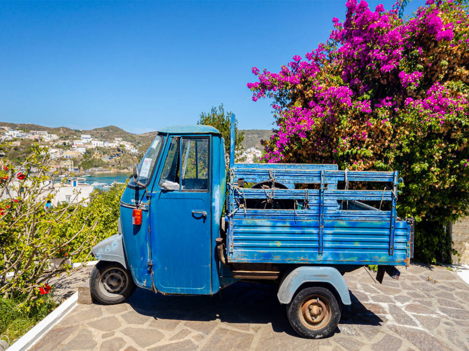 Ein charakteristisches ApeCar, der sich mit den Farben der Insel verbindet. - CALVENDO Foto-Puzzle'