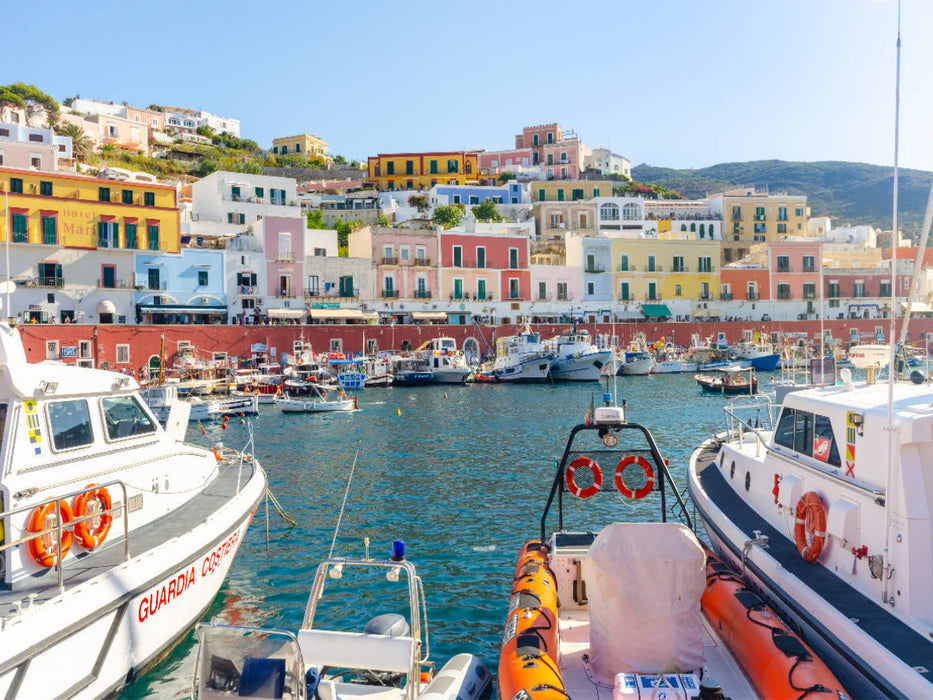 Der kleine Fischereihafen der Insel Ponza in Latium, Italien. - CALVENDO Foto-Puzzle'