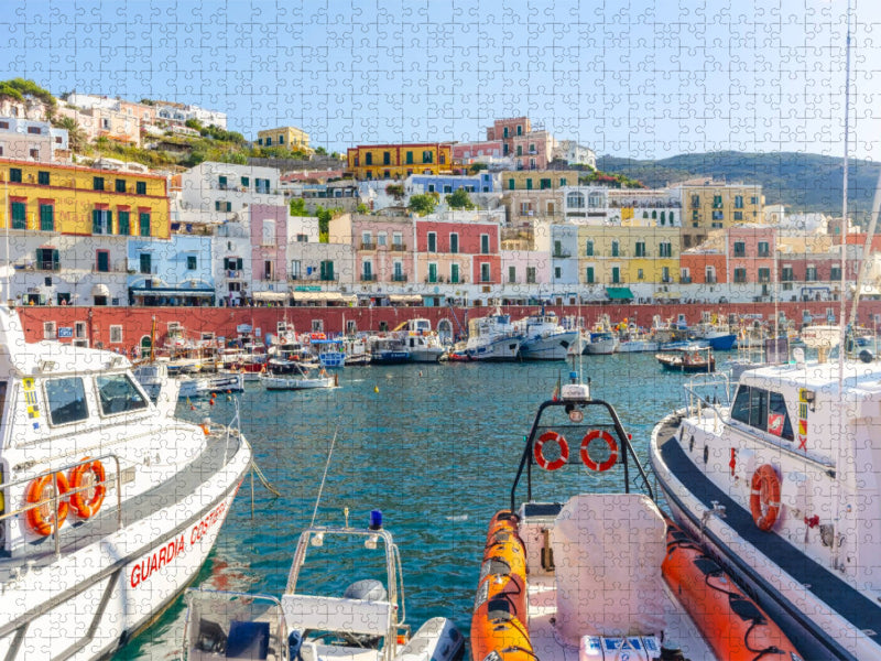 Der kleine Fischereihafen der Insel Ponza in Latium, Italien. - CALVENDO Foto-Puzzle'
