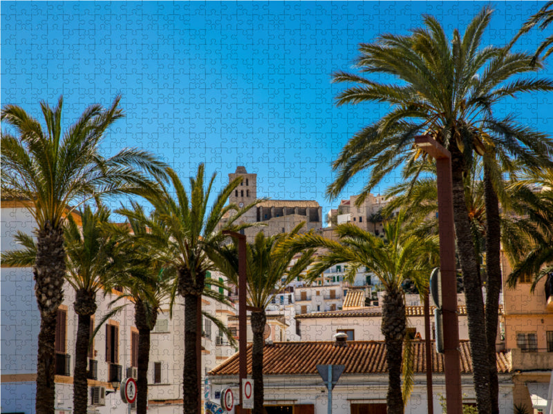 Palmen vor der Kathedrale von Ibiza 2000 Teile Puzzle quer - CALVENDO Foto-Puzzle'